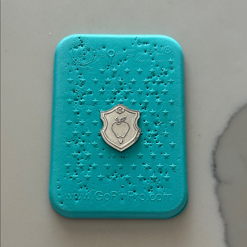 5/$30 2018 Hidden Mickey Princess Crest Emblem Snow White (apple) CHASER pin